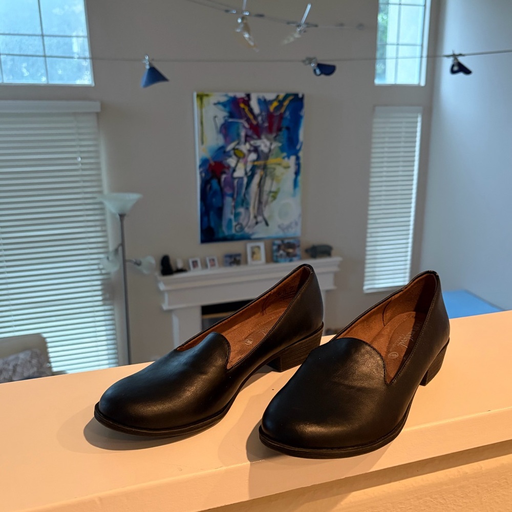 New Natural Soul tm by Naturalizer Women's Black Leather Loaf shoes, size 6 1/2M